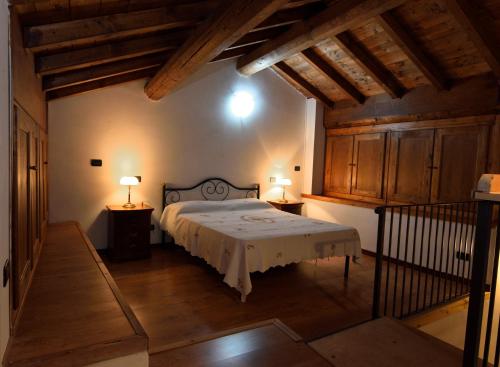 LermaにあるB&B Il Borgo Fioritoの木製の天井の客室で、ベッドルーム1室(大型ベッド1台付)