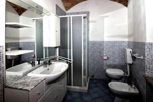 a bathroom with two sinks and a shower and a toilet at B&B Il Borgo Fiorito in Lerma