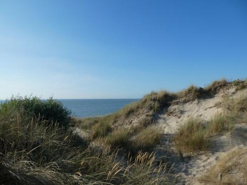 a sandy beach with the ocean in the background at Huis Pimpernel in Bredene