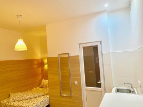 baño con 2 camas, lavabo y espejo en Mini- Smart апартаменти в центральній частині Львова, en Leópolis