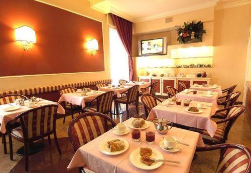 Un restaurant u otro lugar para comer en Hotel Garda