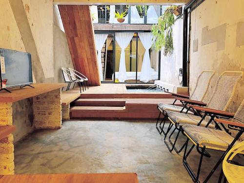 une chambre avec des chaises et une piscine dans un bâtiment dans l'établissement Rimba Jonker, Melaka Heritage Residance, à Malacca