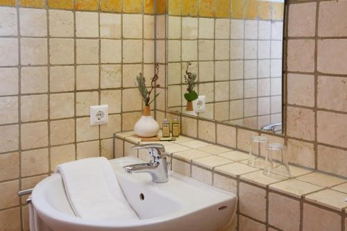 Willanzheim的住宿－Weinhof am Nussbaum，一间带水槽和镜子的浴室