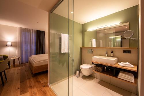 een badkamer met een toilet, een wastafel en een douche bij zum LOEWEN in Eimeldingen