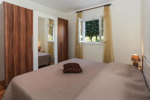 - une chambre avec un lit et une fenêtre dans l'établissement Apartment Lidija, à Kaštela