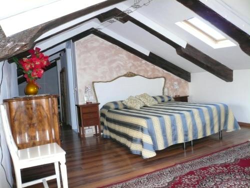 a bedroom with a large bed in a room at Corte Canal Venice in Venice