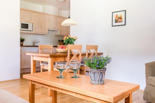 einen Tisch mit zwei Weingläsern darüber in der Unterkunft Stranachwirt Apartments in Sankt Michael im Lungau