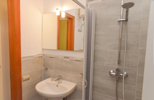 a bathroom with a sink and a shower at Appartamento sulla spiaggia in Gallipoli