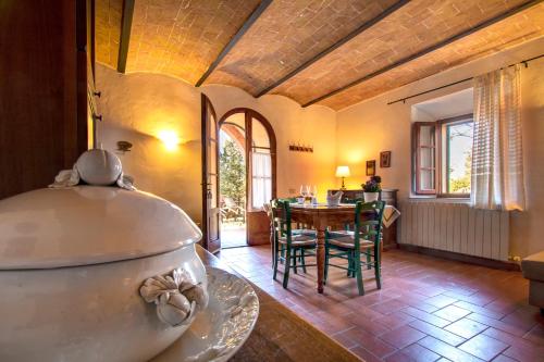 ヴォルテッラにあるAgriturismo Filettroのテーブルと椅子のあるキッチンとダイニングルーム