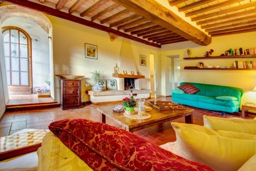 a living room with a couch and a table at Agriturismo Filettro in Volterra