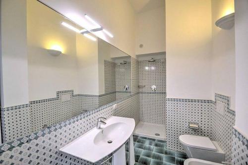 La salle de bains est pourvue d'un lavabo et de toilettes. dans l'établissement CASA LONE, à Amalfi