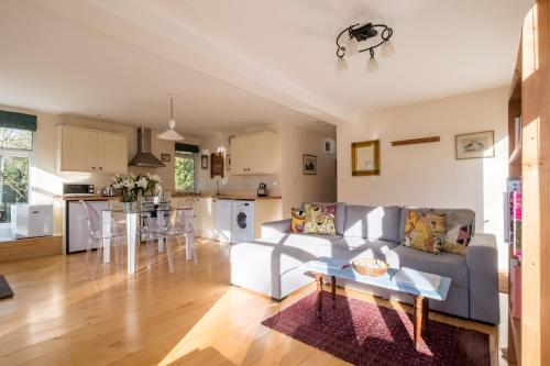 Η κουζίνα ή μικρή κουζίνα στο The Retreat, Unique property located in calming woodland surroundings, Close to Aldeburgh and Thorpeness