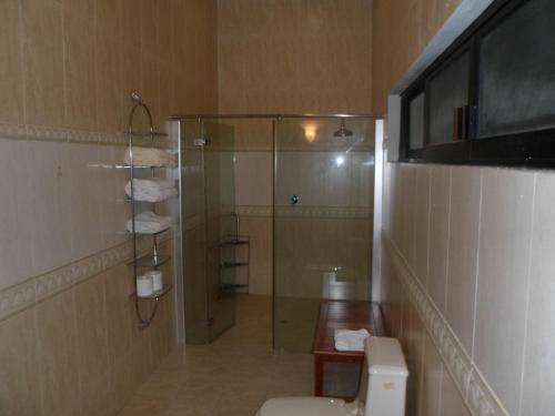 Ett badrum på Hotel Poza Rica Inn