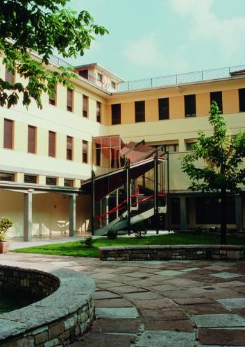 a building with a courtyard in front of it at Casa per ferie Al Centro in Belluno