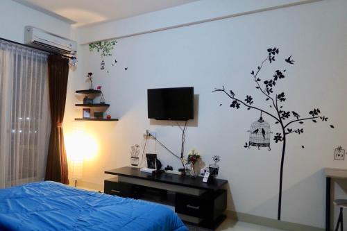 TV at/o entertainment center sa Bacup Studio Apartment @Galeri Ciumbuleuit