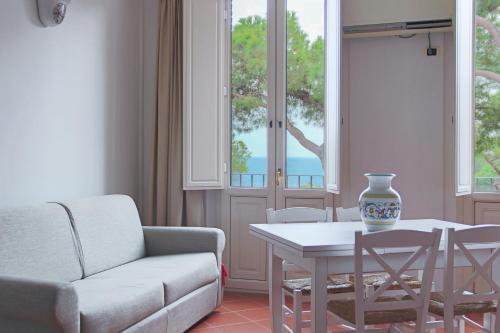 ein Wohnzimmer mit einem Sofa und einem Tisch in der Unterkunft Allegroitalia Elba Capo d'Arco in Rio Marina