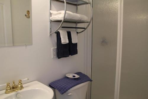 A bathroom at At the Harbourfront B & B