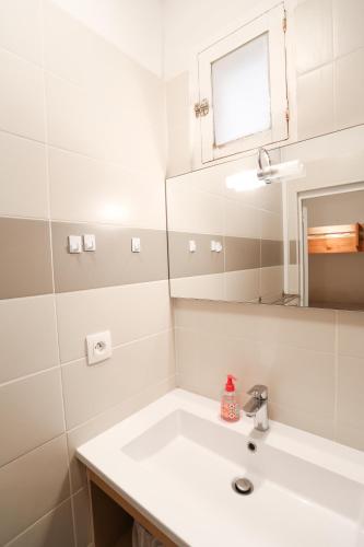 une salle de bain blanche avec un lavabo et un miroir dans l'établissement APPARTEMENT 6 PERSONNES VUE MER 30 M DE LA PLAGE, à Hyères