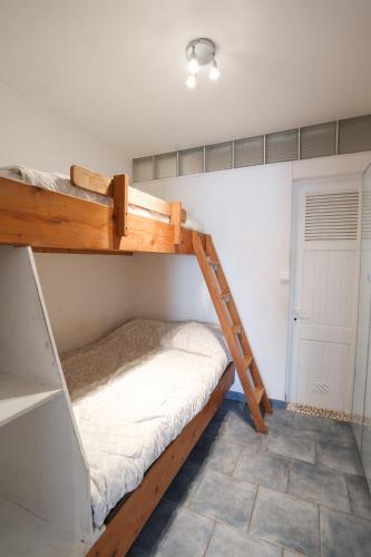 une chambre avec un lit superposé avec une échelle dans l'établissement APPARTEMENT 6 PERSONNES VUE MER 30 M DE LA PLAGE, à Hyères