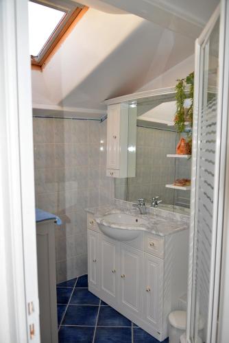 une salle de bain avec un lavabo et un miroir dans l'établissement Maison CÉDÉJI, à Baudinard