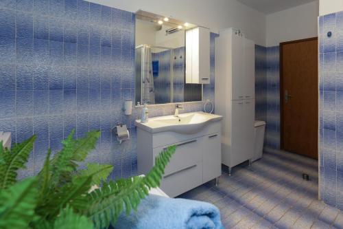 La salle de bains est pourvue d'un lavabo et d'un miroir. dans l'établissement Apartment Lidija, à Kaštela