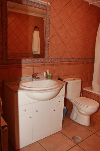 a bathroom with a sink and a toilet at Hostal el Laminador - Restaurante La Alquería de Manu in Riópar