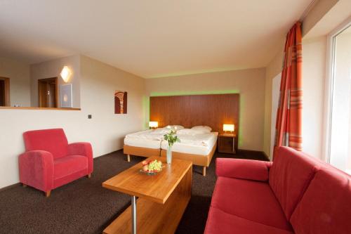 Habitación de hotel con cama y sofá en Seehotel en Kell
