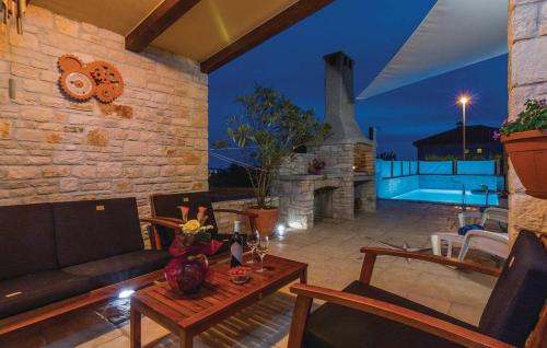 Bazén v ubytování Luxury apartment Alba with pool nebo v jeho okolí