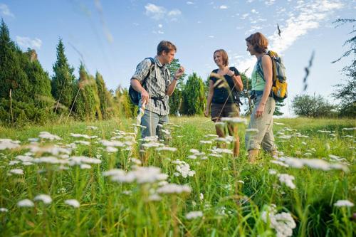 a group of people standing in a field of flowers at Nengshof Ferienwohnung Wildrose in Wißmannsdorf
