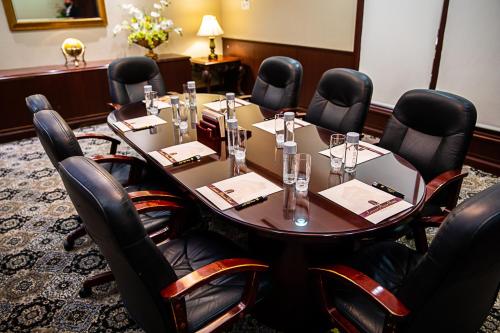 a conference room with a table and chairs at The Avenue Plaza in Brooklyn