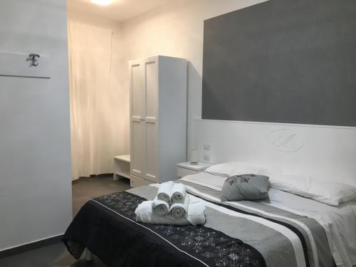 una camera da letto con un letto con due maschere sopra di B&B Alambrado Rooms & Suites a Napoli