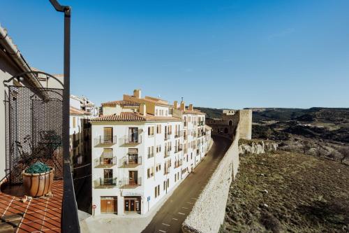 un bâtiment blanc sur le côté d'un mur dans l'établissement Hotel El Cid, à Morella