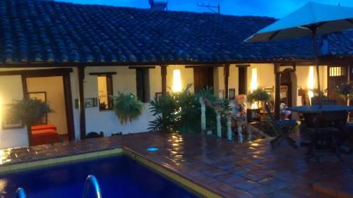Bazén v ubytování La Serrana Hostal Spa nebo v jeho okolí