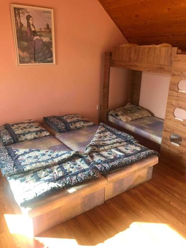 Un pat sau paturi într-o cameră la Car-es panzió