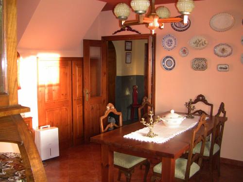 a dining room with a table and a mirror at Casa Xan da Pena in Villarmayor