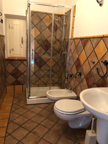 une salle de bains avec douche, toilettes et lavabo dans l'établissement Casa della Nonna, à San Giovanni Suergiu