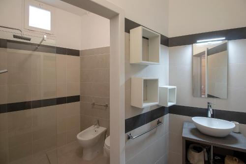 uma casa de banho com um WC e um lavatório em Piccola dimora Don Giovanni em Campi Salentina