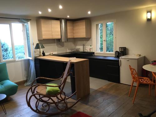 eine Küche mit einer Insel mit einem Tisch und Stühlen in der Unterkunft La Romarine in Falicon