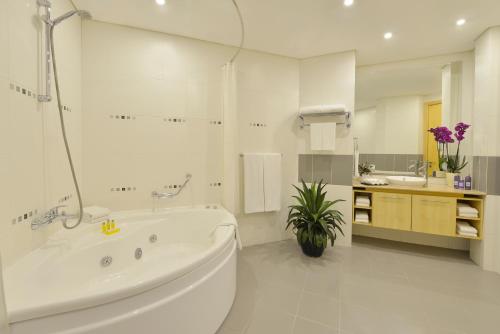 Bathroom sa Somerset Al Fateh Bahrain
