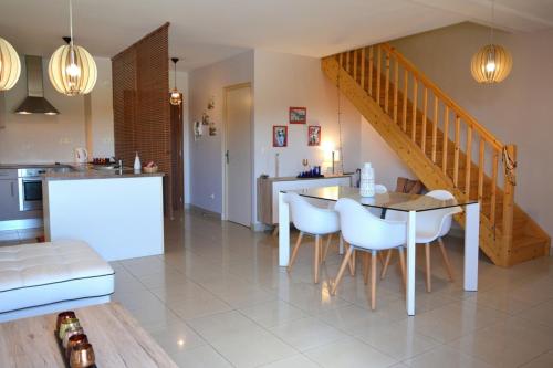 Restaurant o un lloc per menjar a Hanalei duplex - downtown Papeete - 1 bedroom - AC - WiFi - 2 persons