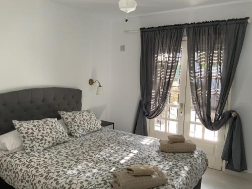 um quarto com uma cama com duas toalhas em Villa Oasis em Puerto del Carmen