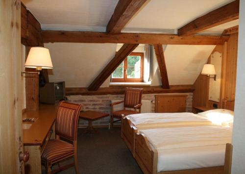 Llit o llits en una habitació de Irseer Klosterbräu
