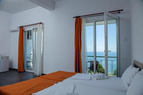 sypialnia z łóżkiem i dużym oknem w obiekcie Hotel Cosmos w mieście Eforie Sud