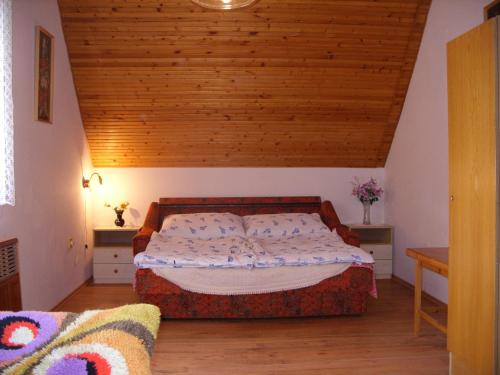 イゴルにあるOrgona nyaralóházの木製の天井が特徴のベッドルーム1室(ベッド1台付)
