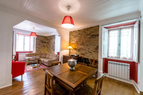 a living room with a table and a couch at Casa do Silverio - Barroca in Barroca