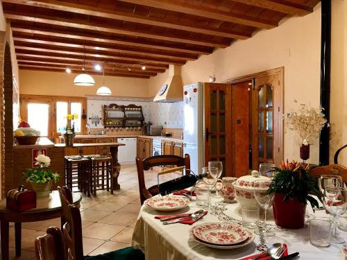 ein Esszimmer mit einem Tisch und einer Küche in der Unterkunft Casa Rural LOS CORTESES in Los Díaz
