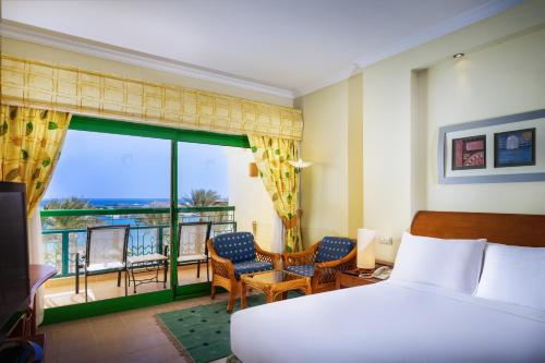 Postel nebo postele na pokoji v ubytování Swiss Inn Resort Hurghada
