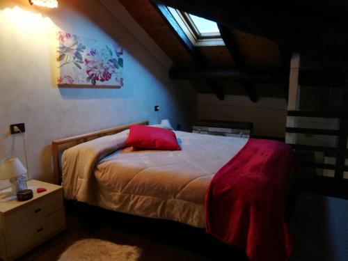 - une chambre avec un lit et un oreiller rouge dans l'établissement Alex's Home, à Crone