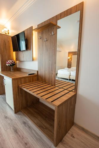 a kitchen with a mirror in a room at Pensiunea Carul cu flori in Oraviţa