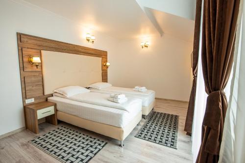 a bedroom with a bed in a room at Pensiunea Carul cu flori in Oraviţa